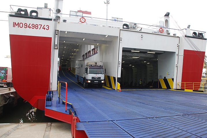 Obelix fährt in Venedig von der Visemar One (Italien)