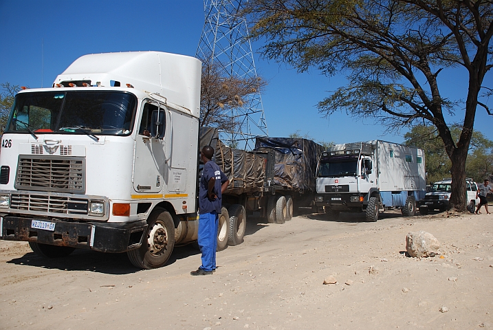 Obelix in der Kolonne vor der Kazungula-Fähre (Botswana)