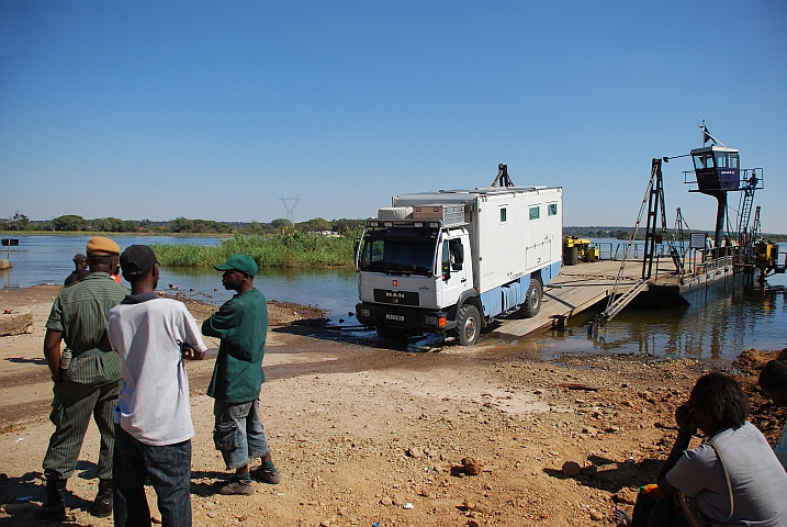 Obelix fährt aber der Kazungula-Fähre auf sambischen Boden