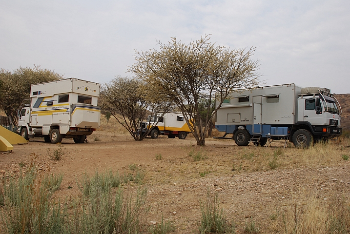 Obelix in guter Gesellschaft mit zwei anderen grossen Wohnmobilen (Windhoek, Namibia)
