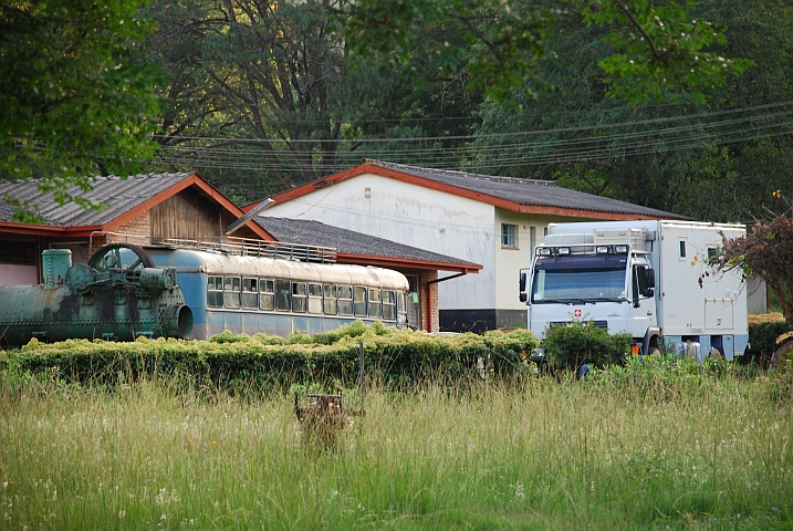Obelix in Gesellschaft eines alten Busses und einer noch älteren Dampfmaschine (Mt. Selinda, Simbabwe)