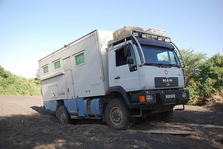 Mit den Sandblechen ist Obelix schnell wieder flott (Sibiloi Nationalpark, Kenia)