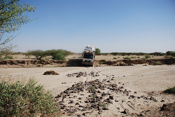 Obelix verwindet sich bei der Einfahrt in ein Trockenflussbett im Sibiloi Nationalpark (Kenia)