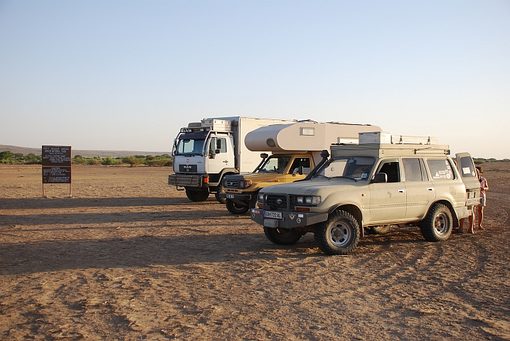 Obelix und die beiden Fahrzeuge, mit denen er die Turkanaroute fuhr
