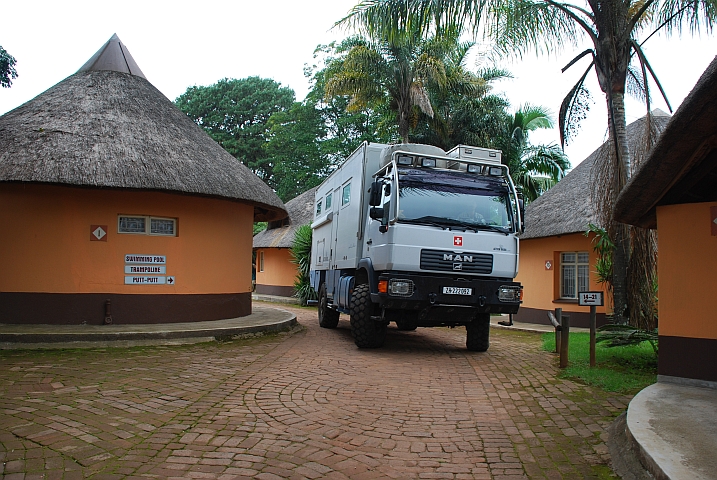 Obelix schlängelt sich durch die Bungalows des Magoebaskloof Restcamp (bei Tzaneen, Südafrika)