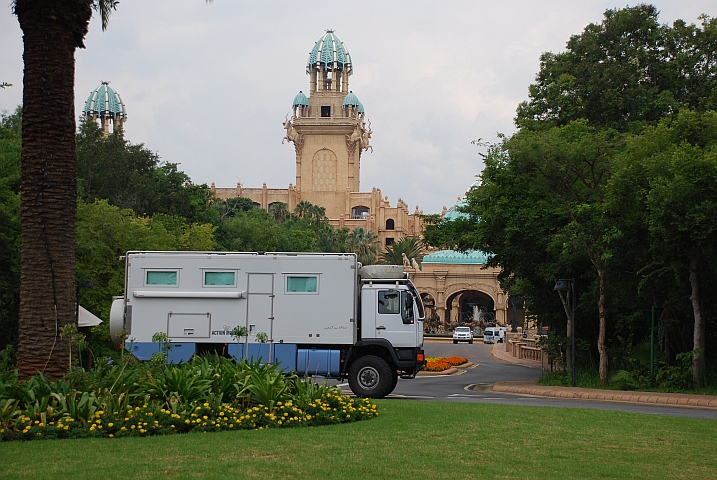 Obelix vor dem Lost City Hotel (Sun City, Südafrika)