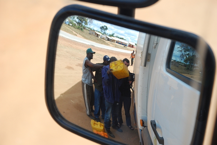 Obelix tankt in Sambia zum ersten Mal Diesel aus Kanistern